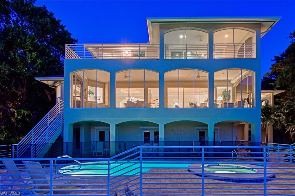 Exterior, Facade, Pool, Modern