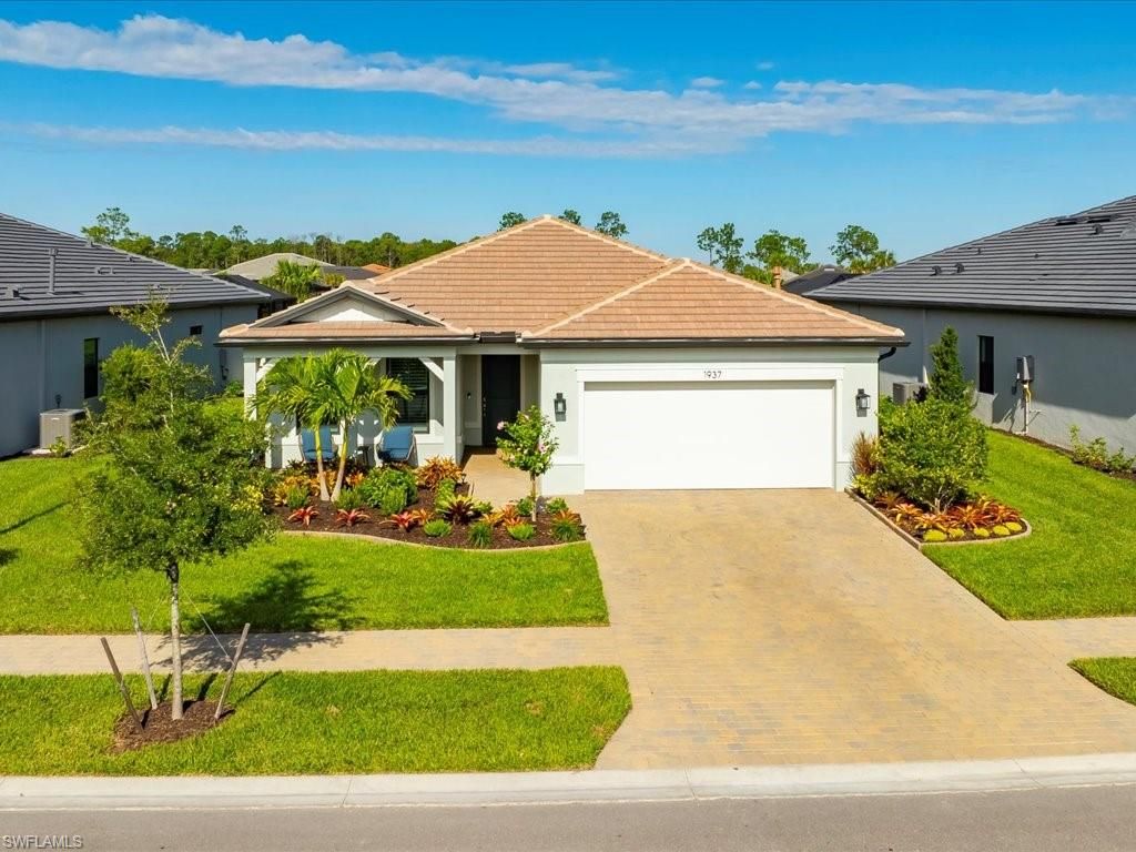 Attached, Exterior, Facade, Ranch