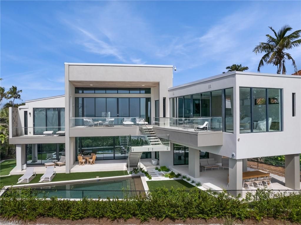 Exterior, Facade, Modern