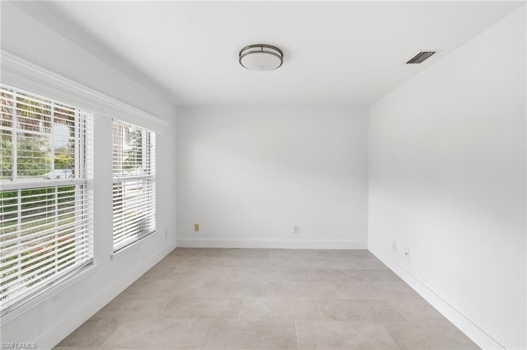 Empty room, Interior