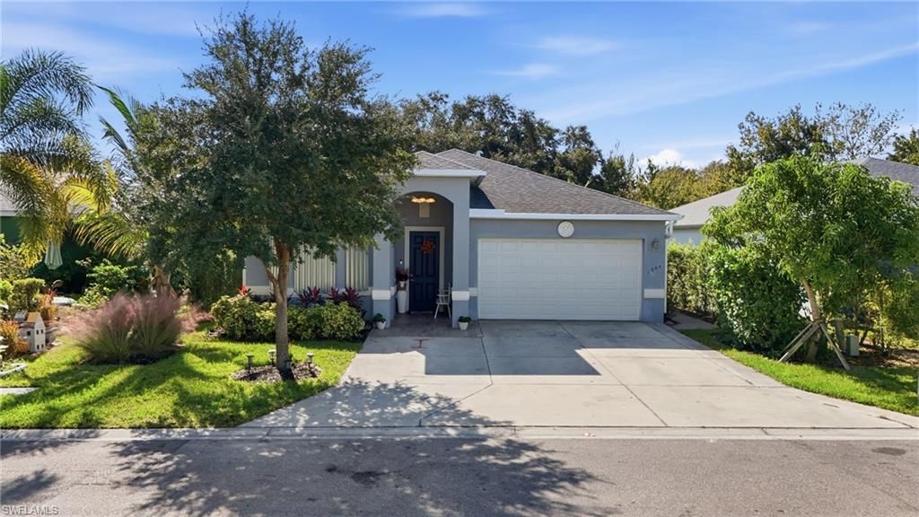 Attached, Exterior, Facade, None