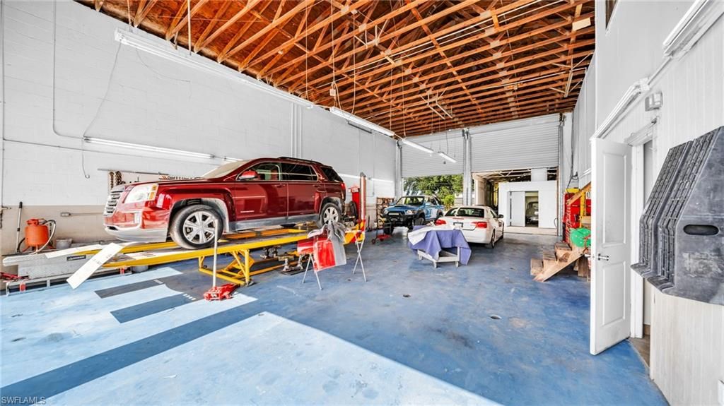 Garage, Interior, Wooden Beams