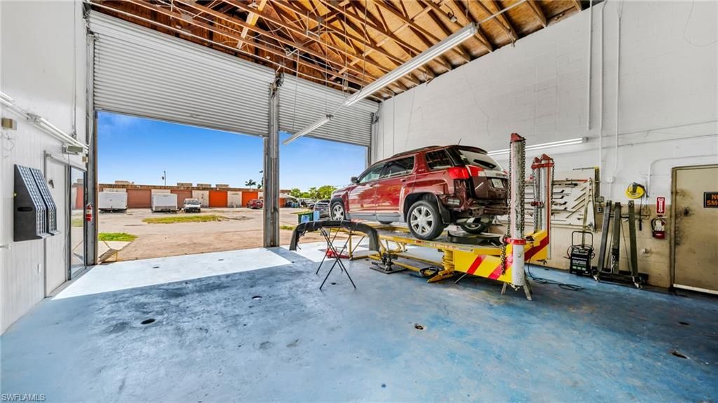 Garage, Interior, Wooden Beams