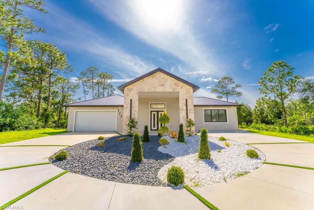 Attached, Exterior, Facade, Ranch