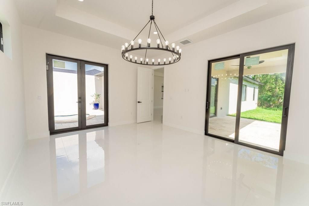 Empty room, Interior, Pendant Lights