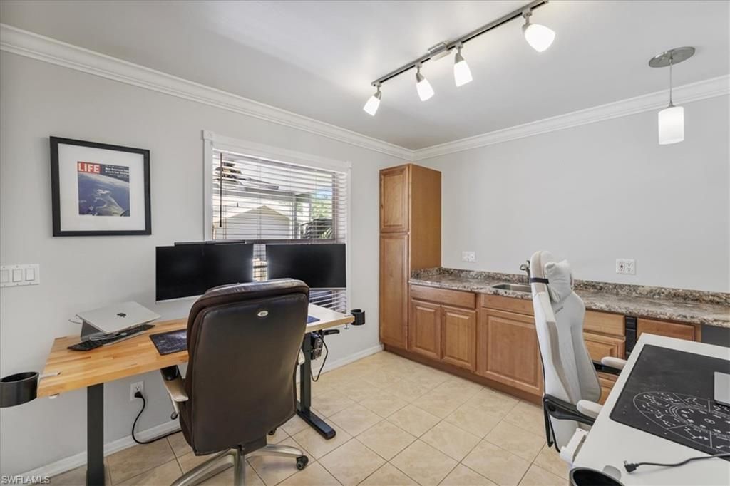 Home Office, Interior