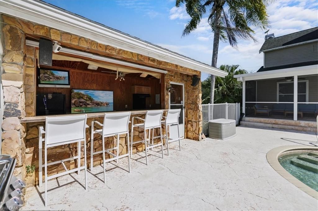 Exterior, Outdoor Kitchen, Pool