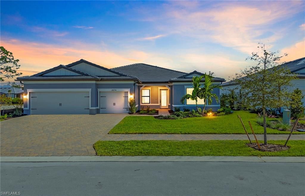 Attached, Exterior, Facade, Ranch