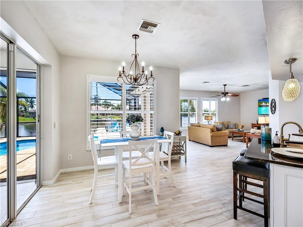Chandelier, Dining room, Interior, Living room, Pendant Lights, Wood Texture Flooring