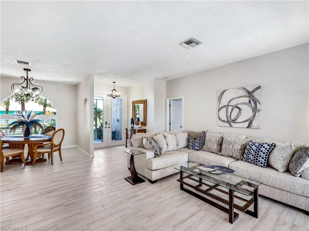 Chandelier, Dining room, Interior, Living room, Pendant Lights, Wood Texture Flooring