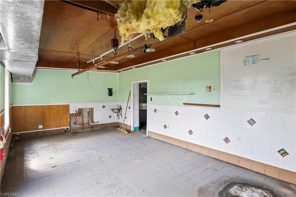 Empty room, Interior