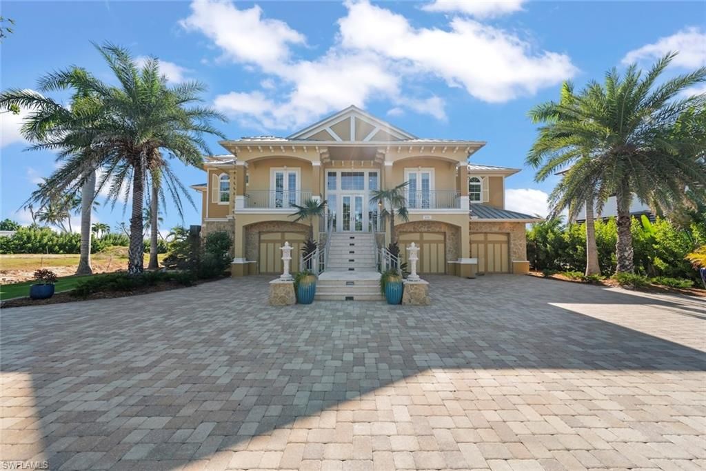 Exterior, Facade, Mediterranean