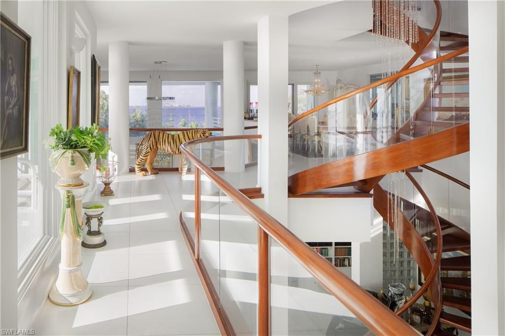 Chandelier, Interior