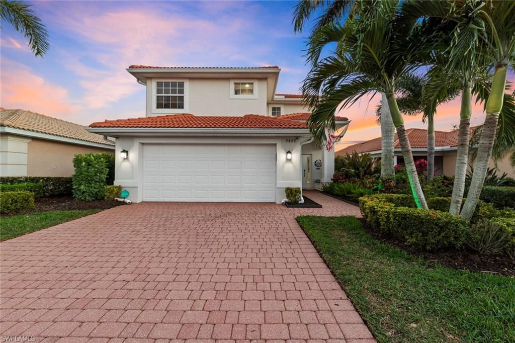 Attached, Exterior, Facade, Mediterranean