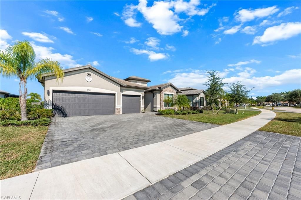 Attached, Exterior, Facade, Mediterranean