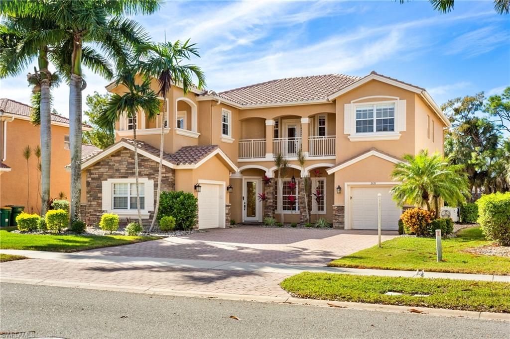 Attached, Exterior, Facade, Mediterranean