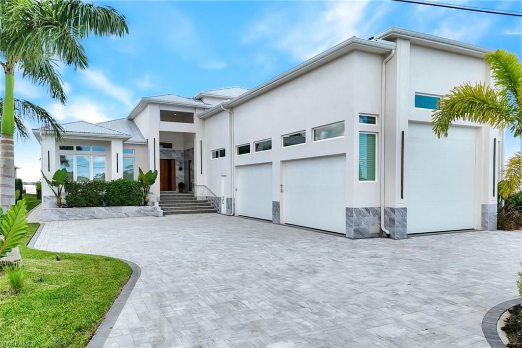 Attached, Exterior, Facade, Modern