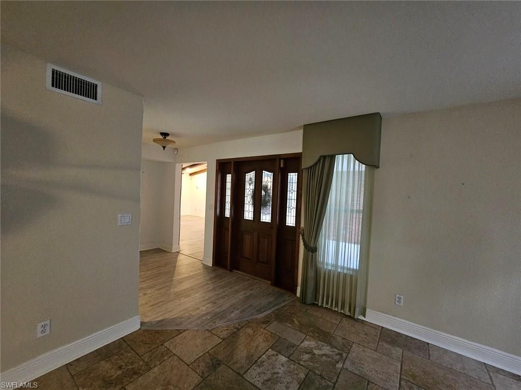 Empty room, Interior