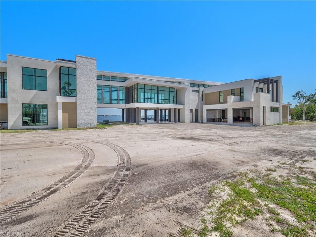 Backyard, Exterior, Facade, Modern