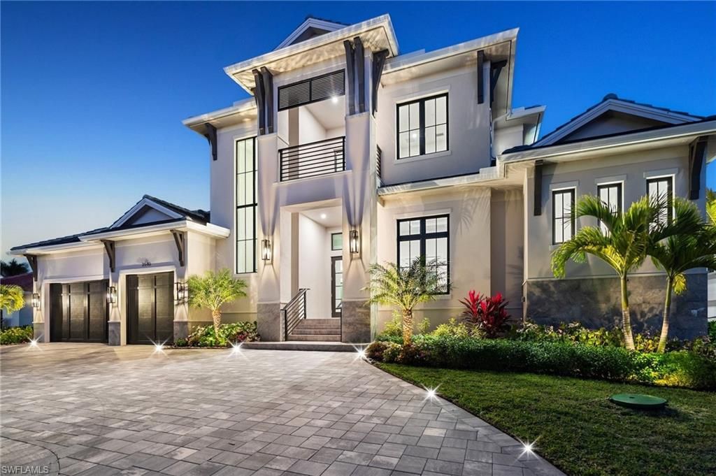 Exterior, Facade, Modern