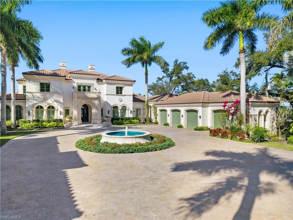 Exterior, Facade, Pool, Mediterranean