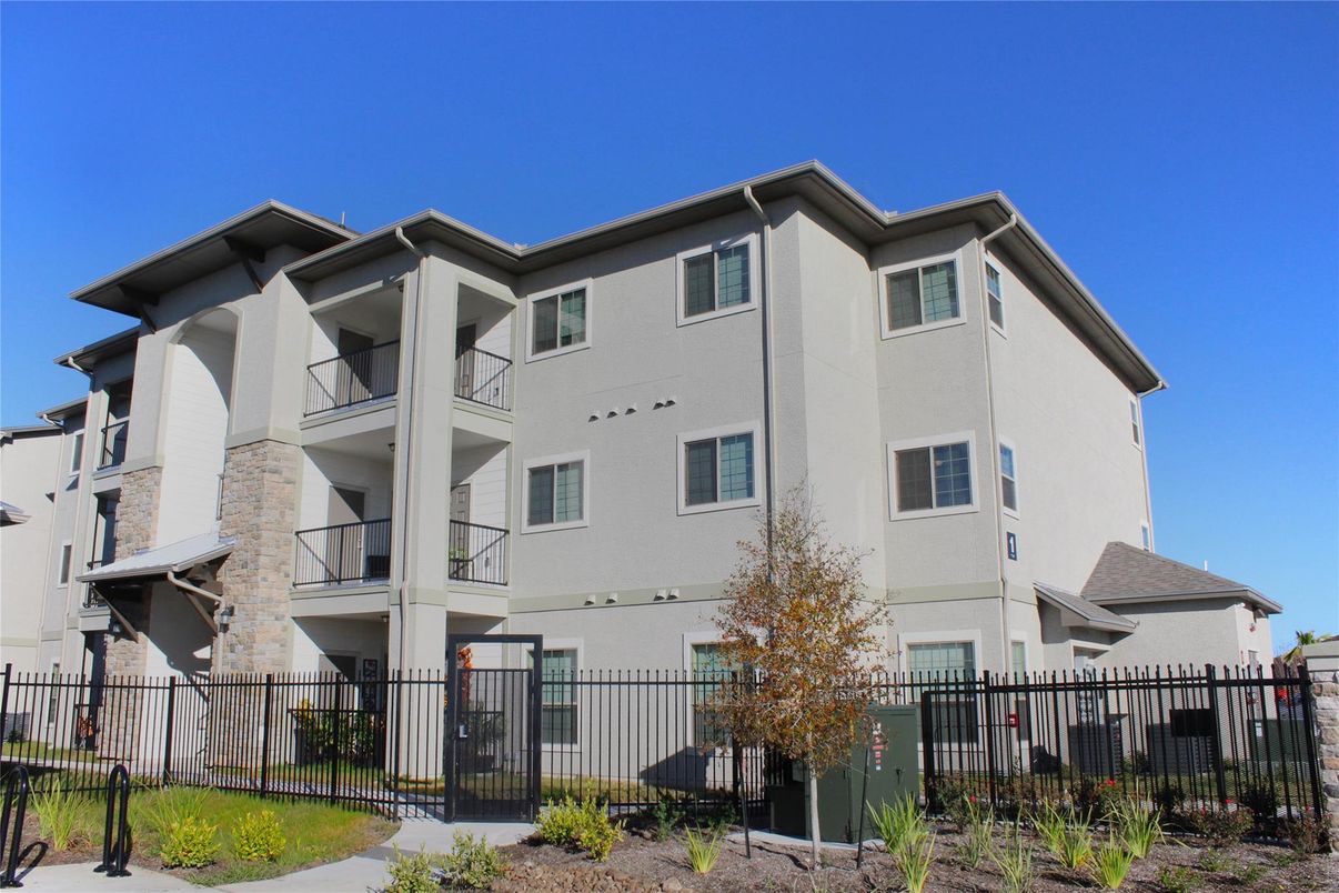 Exterior, Facade, Modern