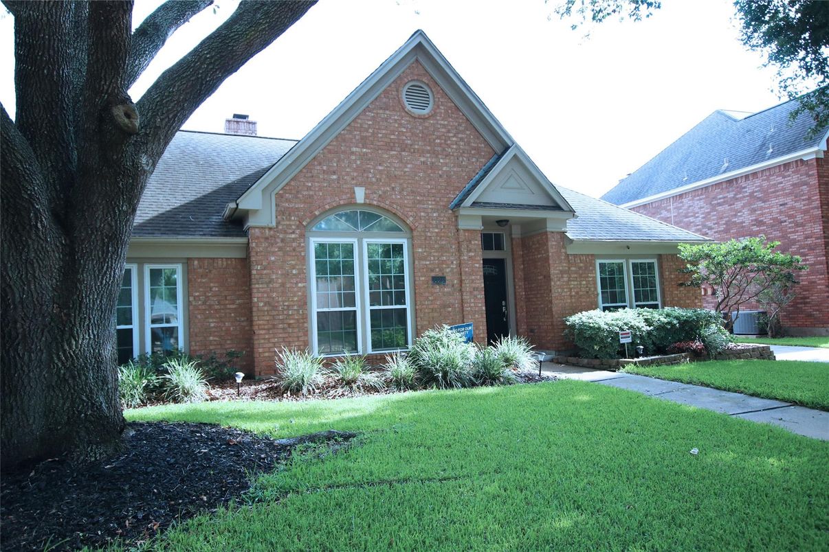 Exterior, Facade, Brick Facade, Brick Traditional