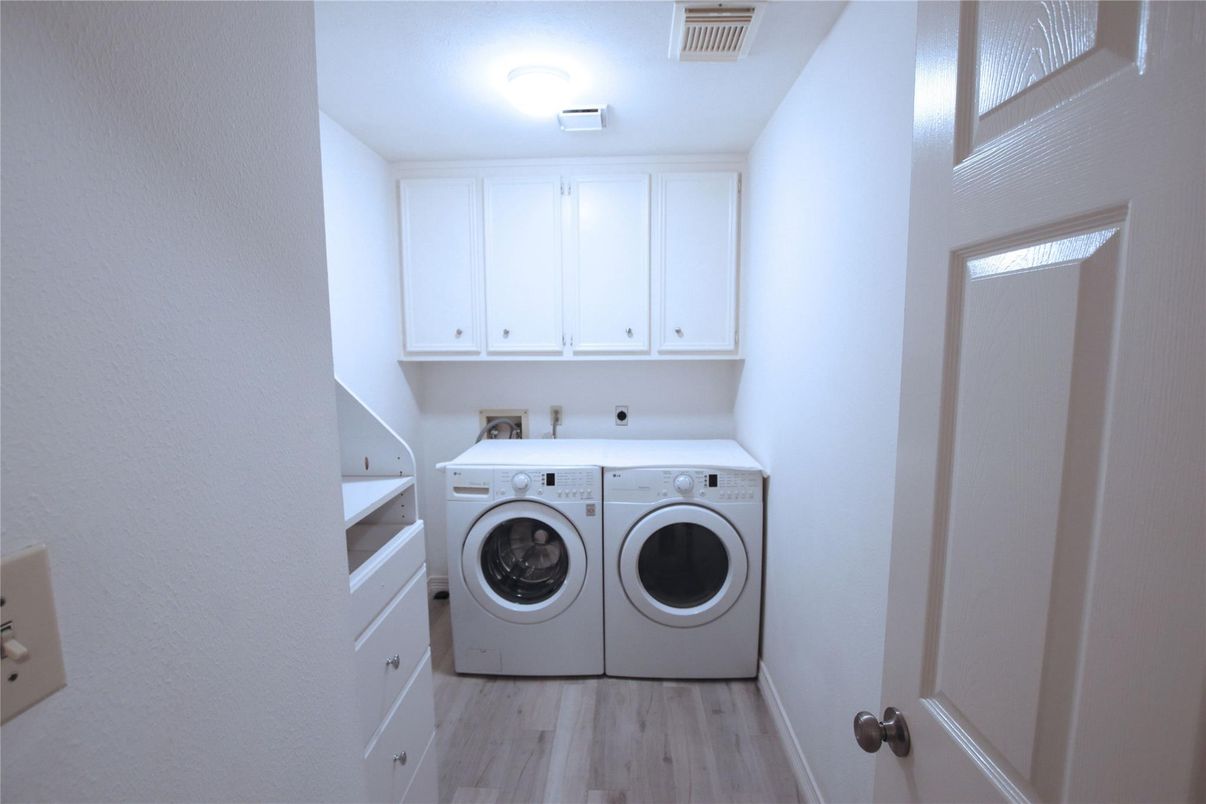 Interior, Washer, Wood Texture Flooring