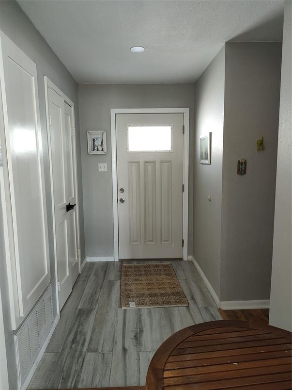 Interior, Recessed Lighting, Wood Texture Flooring