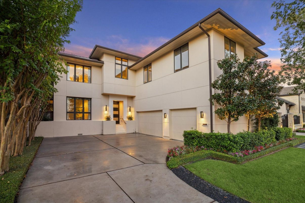 Attached, Backyard, Exterior, Facade, Modern