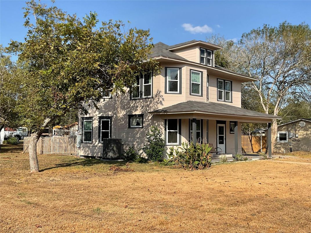Exterior, Facade, American Foursquare