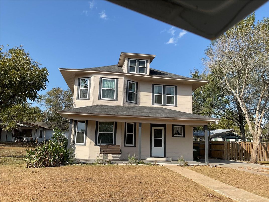 Exterior, Facade, American Foursquare
