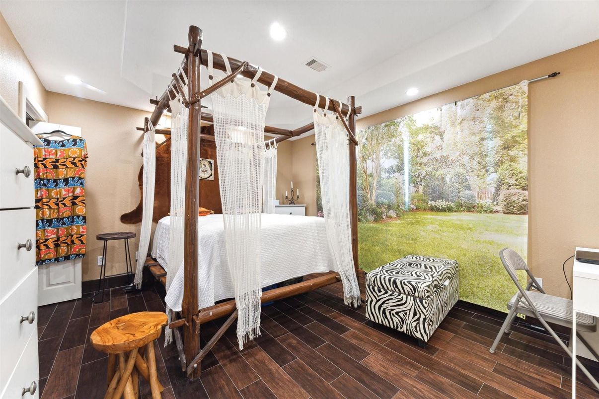 Interior, Recessed Lighting, Wood Texture Flooring