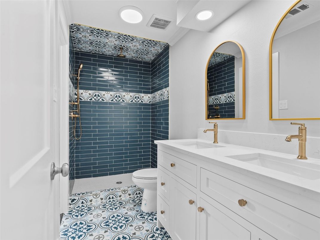 Bathroom, Dual Sink Vanities, Interior, Recessed Lighting