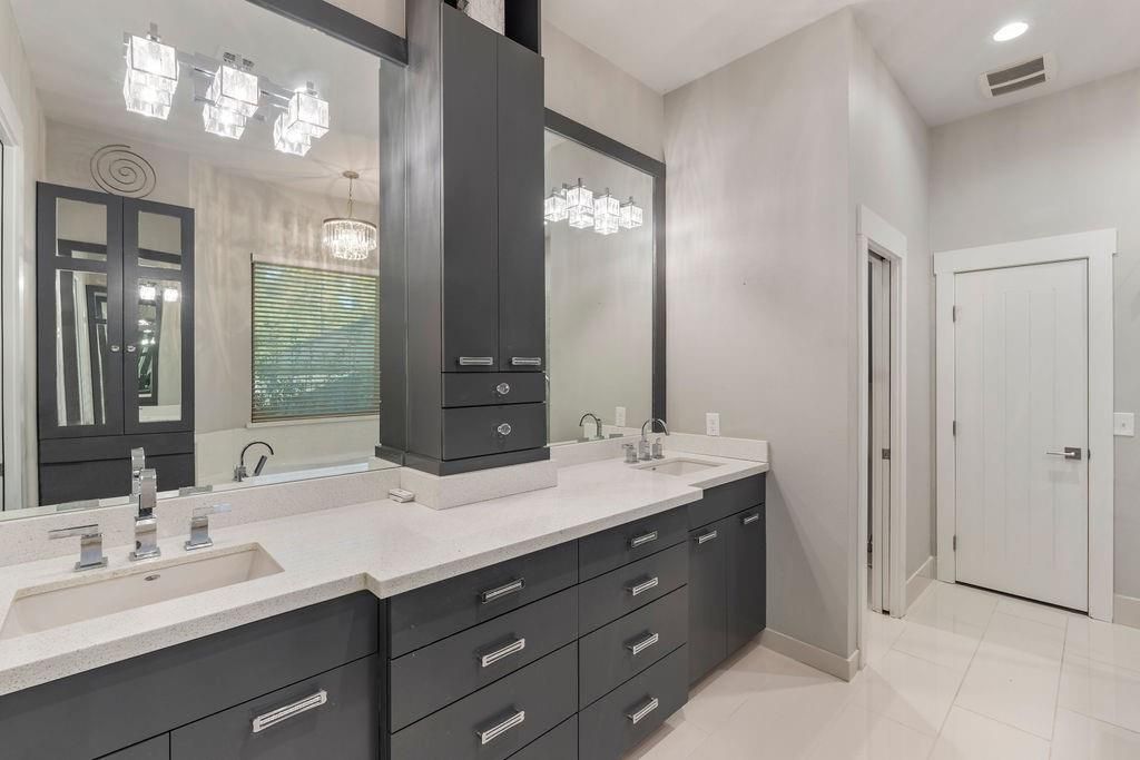 Bathroom, Dual Sink Vanities, Interior, Recessed Lighting