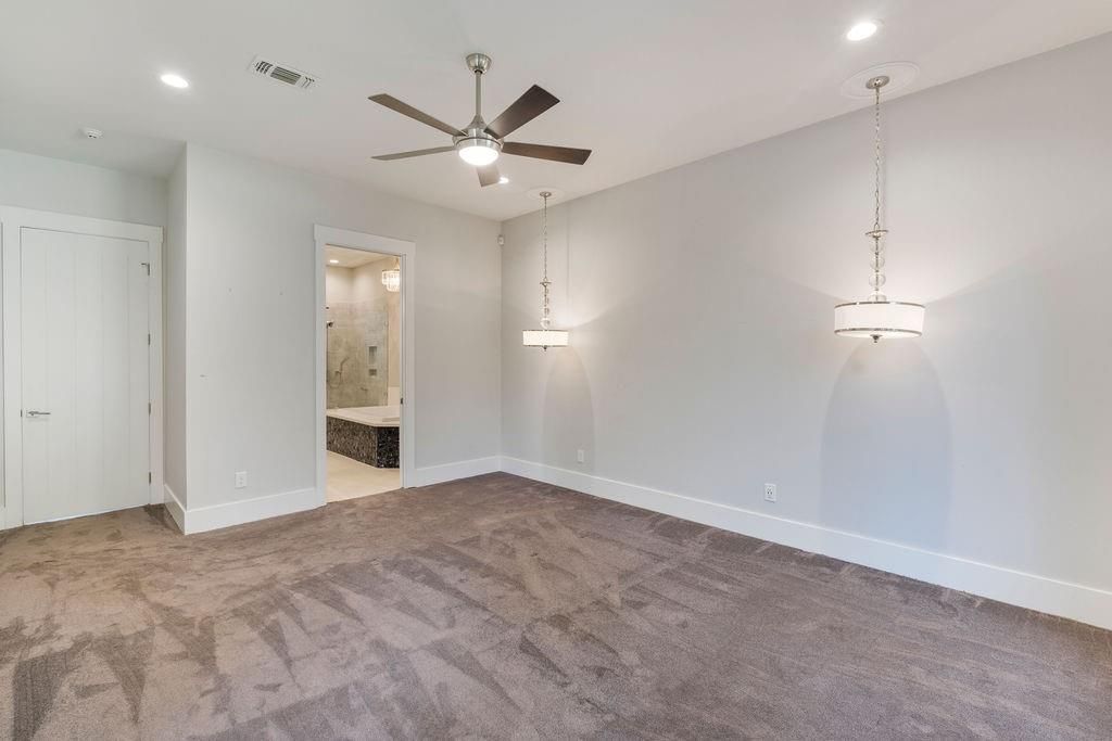 Bathroom, Empty room, Interior, Pendant Lights, Recessed Lighting