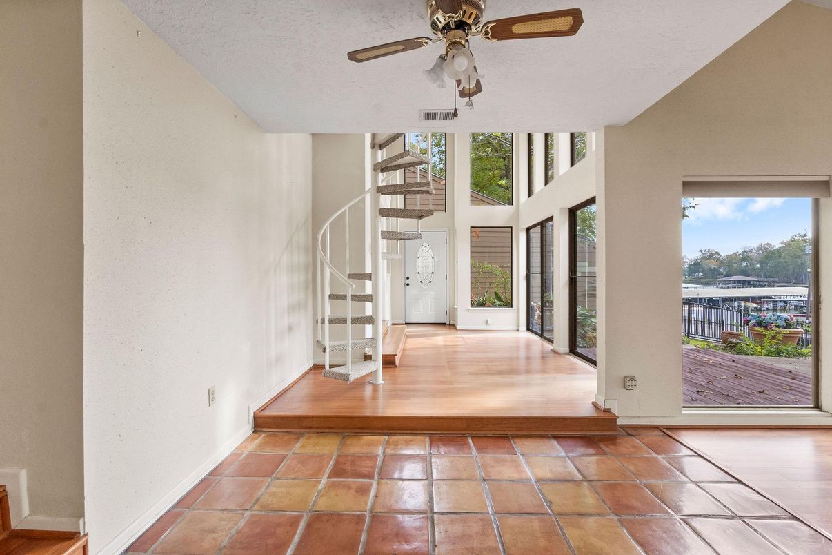 Empty room, Interior