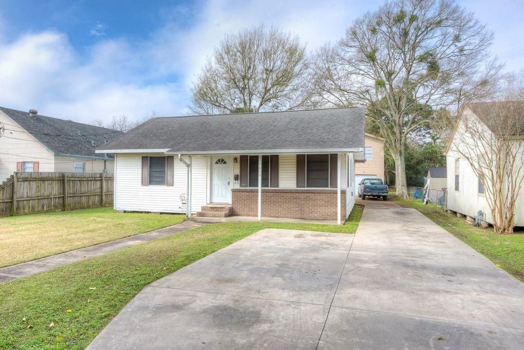 Backyard, Exterior, Facade, Brick Facade, Cape Cod