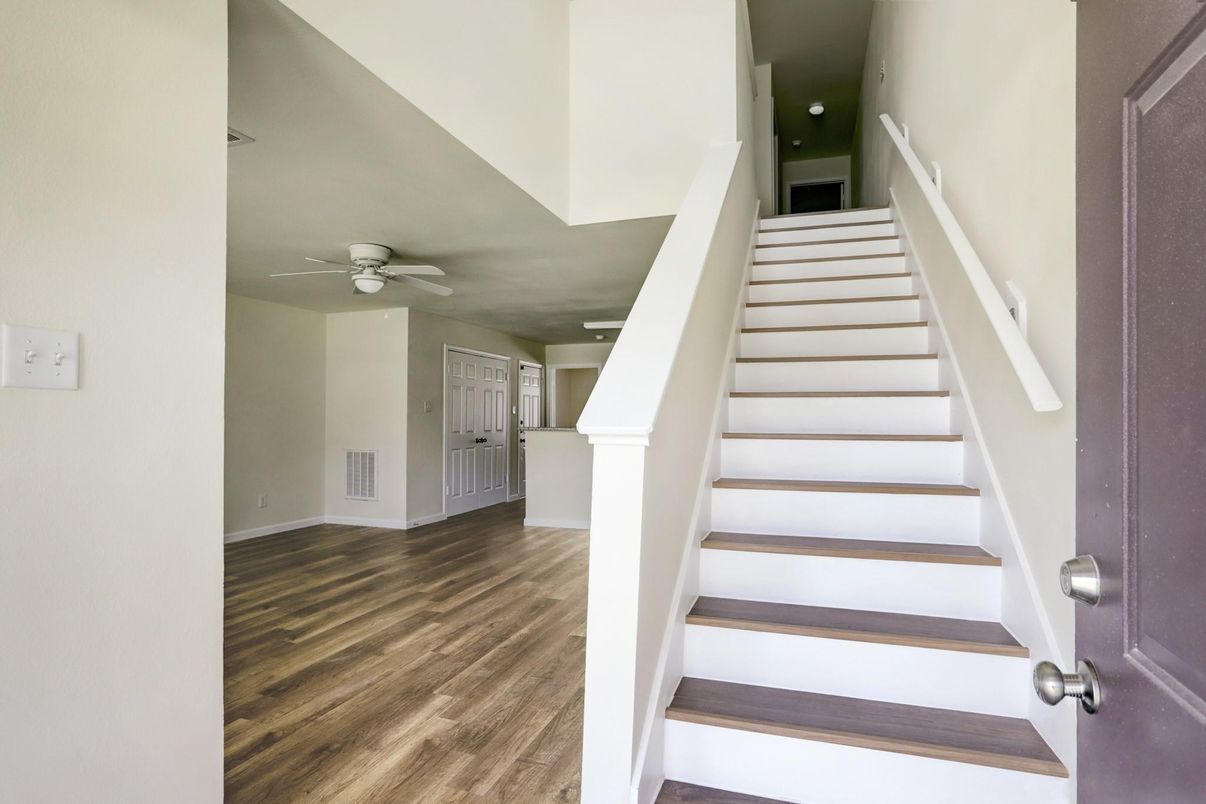 Interior, Recessed Lighting, Wood Texture Flooring