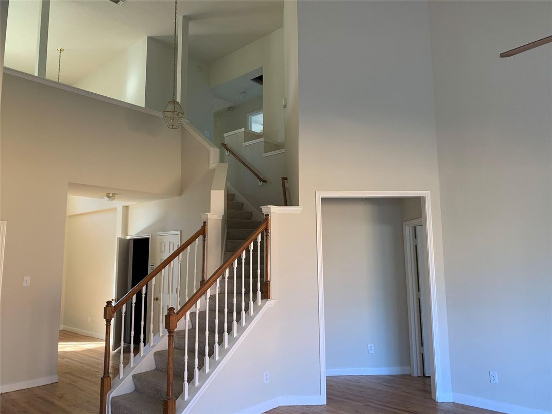 Interior, Pendant Lights, Wood Texture Flooring