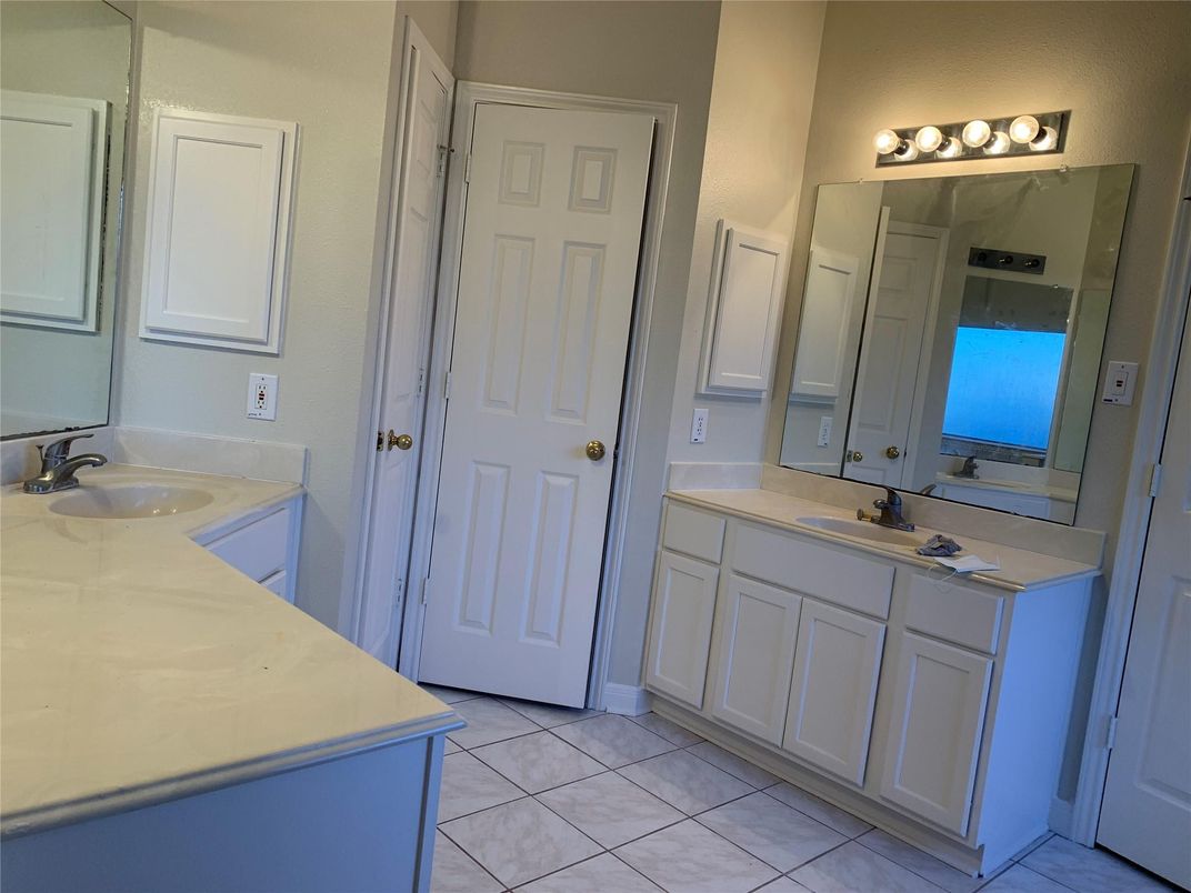 Bathroom, Dual Sink Vanities, Interior