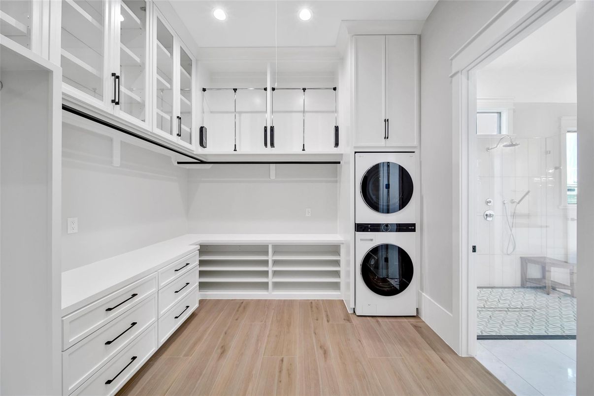 Interior, Recessed Lighting, Walk-in Closets, Washer, Wood Texture Flooring