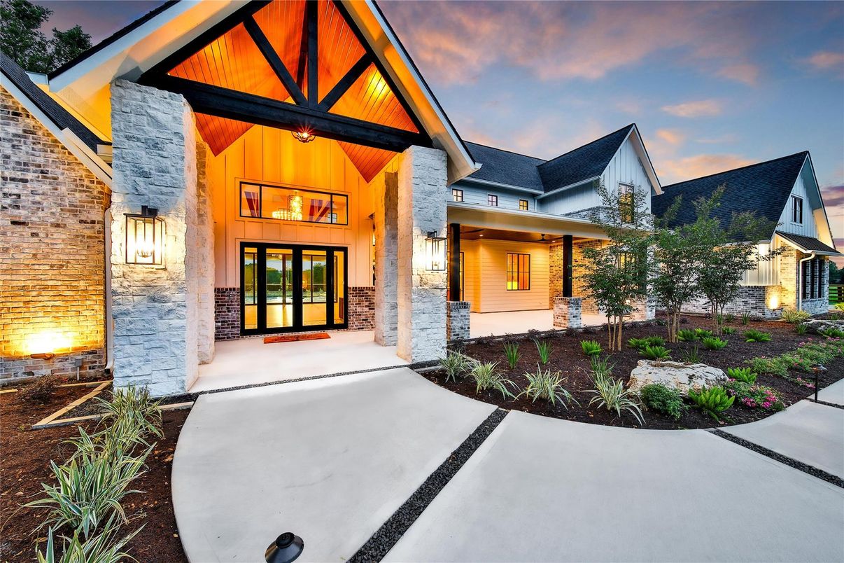 Exterior, Facade, Farmhouse