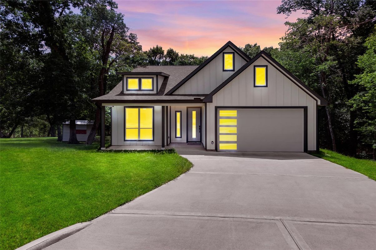 Attached, Exterior, Facade, Farmhouse