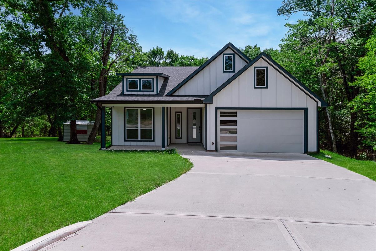 Attached, Exterior, Facade, Farmhouse