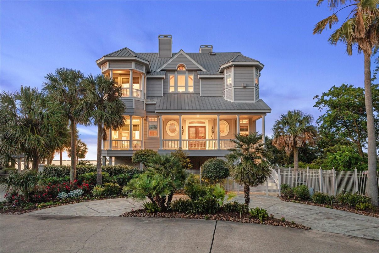 Exterior, Facade, Queen Anne Victorian