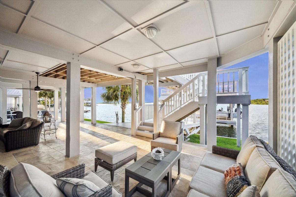 Exterior, Living room, Water