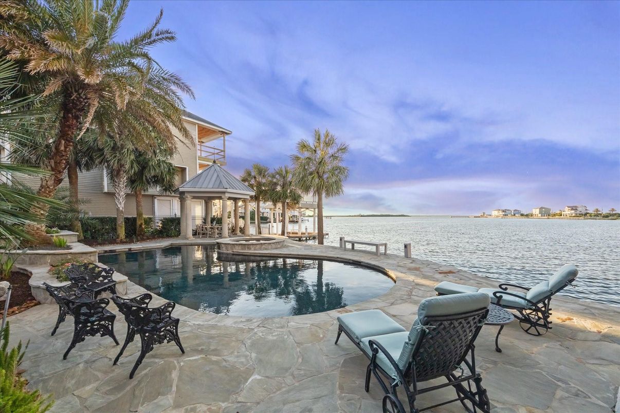 Exterior, Pool, Water