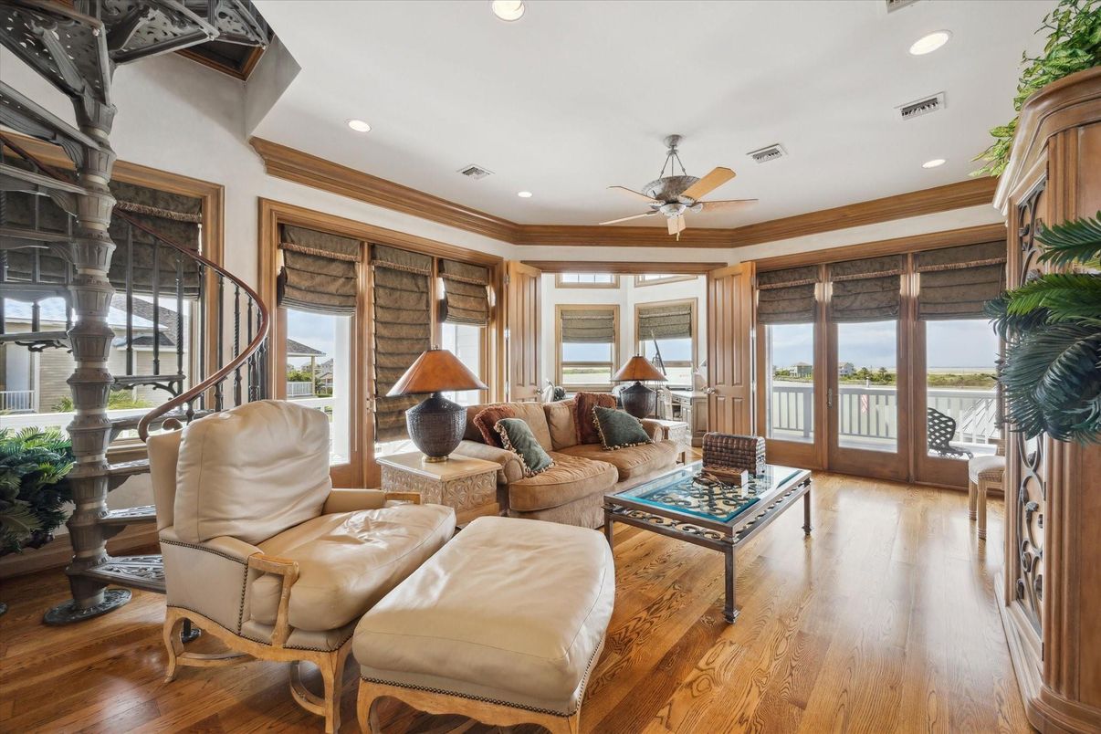 Interior, Living room, Recessed Lighting, Water, Wood Texture Flooring