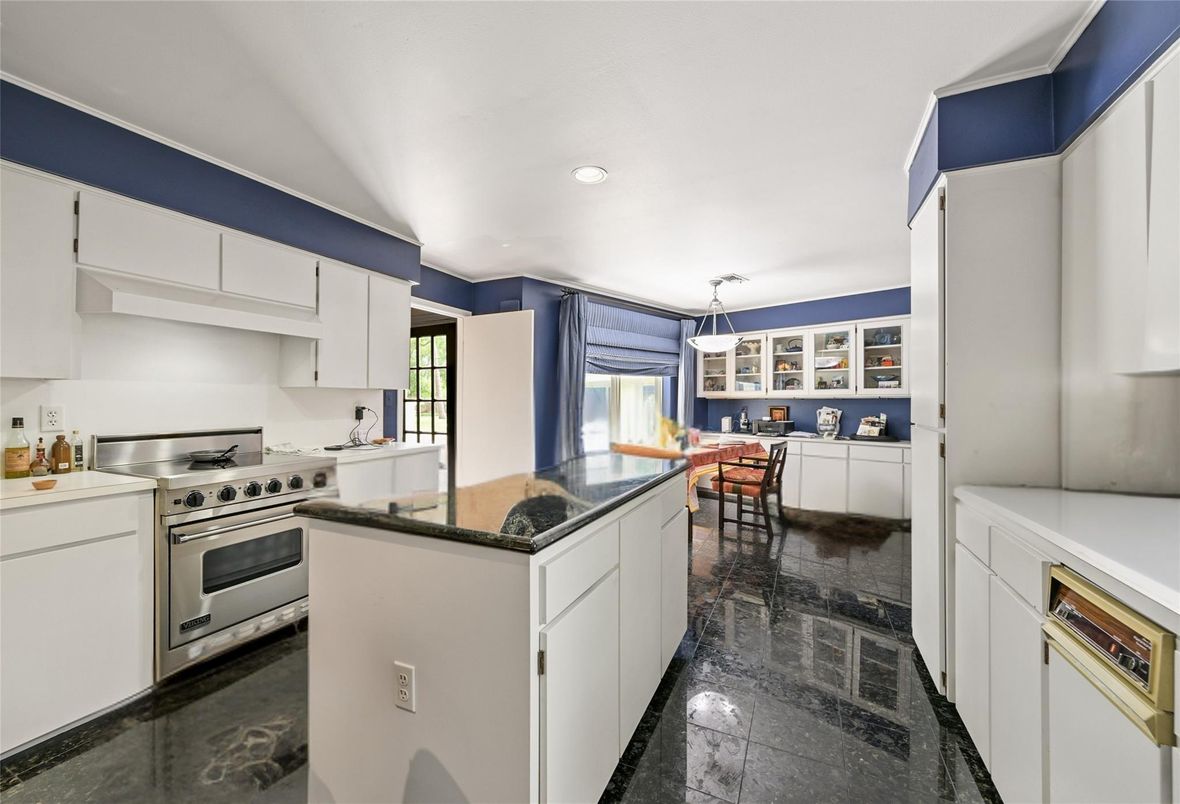 Dining room, Interior, Kitchen, Pendant Lights, Recessed Lighting, Stainless Steel Appliances